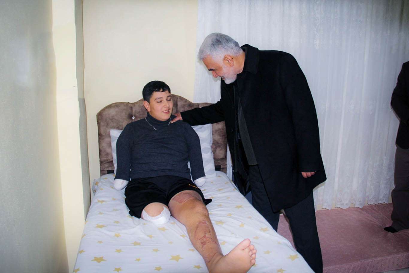 ​HÜDA PAR Genel Başkanı Yapıcıoğlu, elektrik akımına kapılan Furkan’ı ziyaret etti